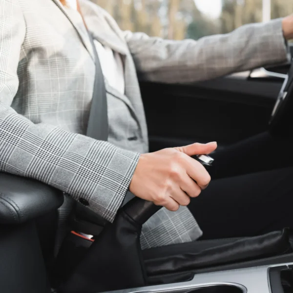 Freio de mão, pé ou eletrônico