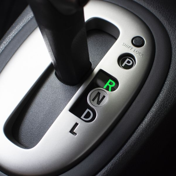 É possivel engatar a ré em um carro automático a 100 kmh